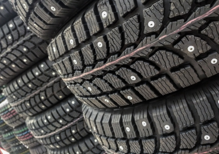 Автомобилистов предупредили, что грозит за езду на шипованной резине летом