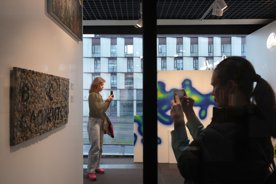 Во время открытия выставки современного искусства «Вместе».