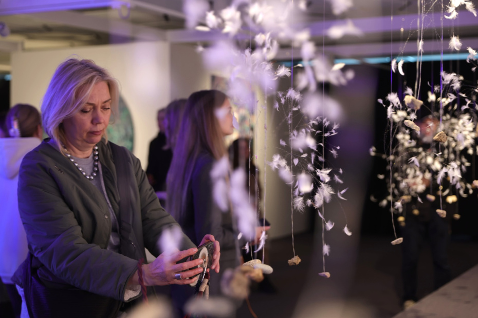 Во время открытия выставки современного искусства «Вместе».