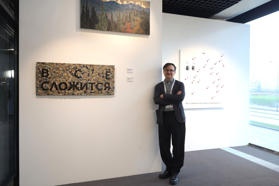 Художник Владимир Абих во время открытия выставки современного искусства «Вместе».