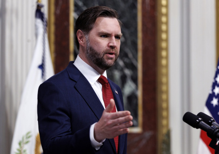 Вэнс посоветовал папе римскому быть осторожнее в высказываниях