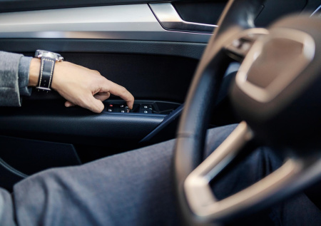 Россиянам раскрыли, что грозит за выброшенный из окна машины окурок