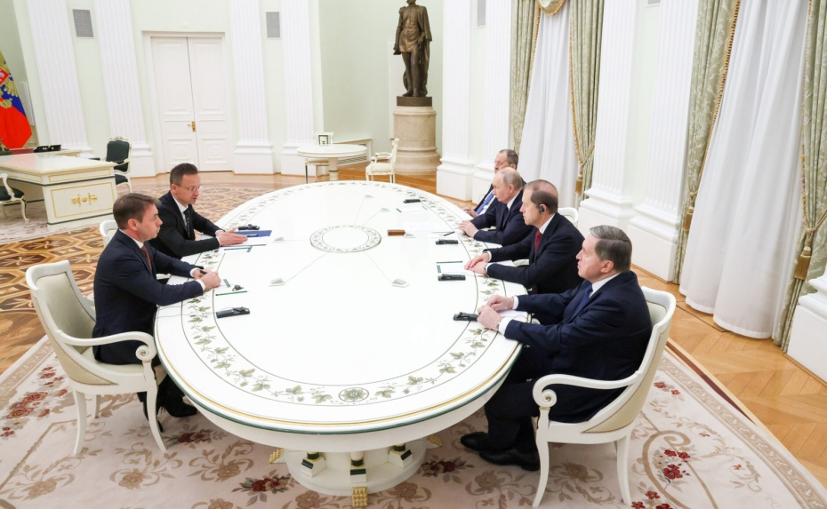 Владимир Путин и министр иностранных дел и торговли Венгрии Петер Сийярто на переговорах в марте 2026 года