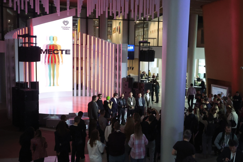 Во время открытия выставки современного искусства «Вместе».