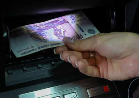 Россиянам объяснили, что будет с их зарплатами из-за майских праздников