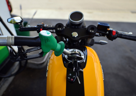 Россиянин закурил при заправке мотоцикла и сжег свои ягодицы