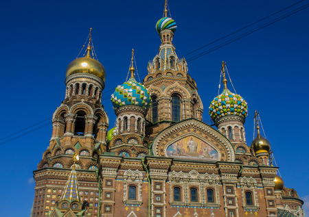 Подросток забрался на самый верх храма Спаса на Крови в Петербурге