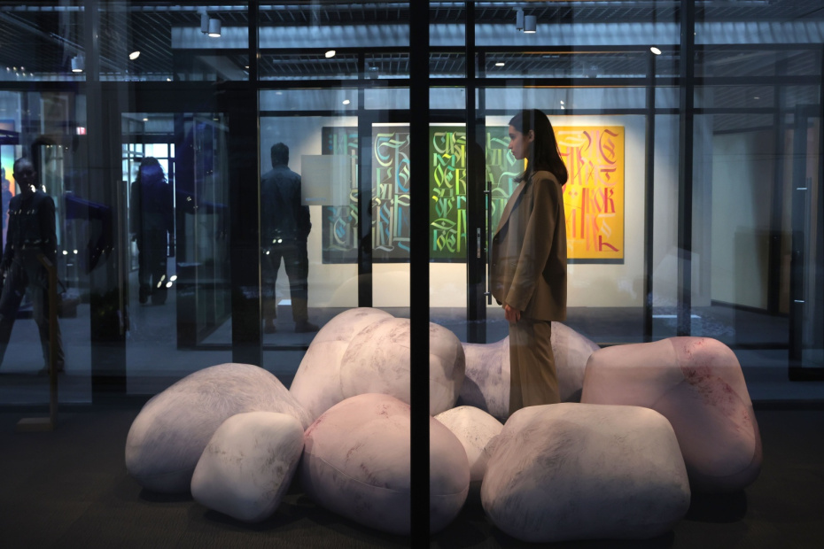 Во время открытия выставки современного искусства «Вместе».