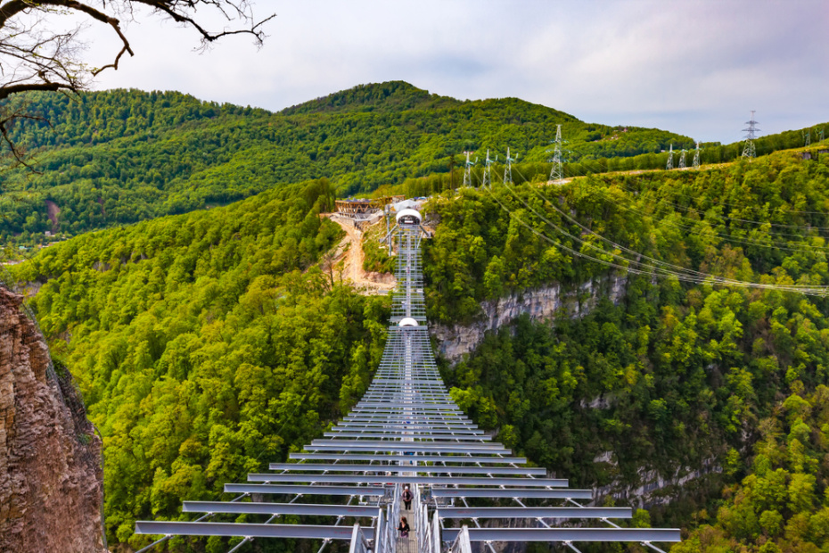 Скайпарк: самый длинный подвесной мост в России и экстрим