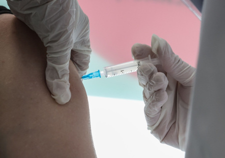 Онколог раскрыл, кто сможет получить российскую вакцину от рака