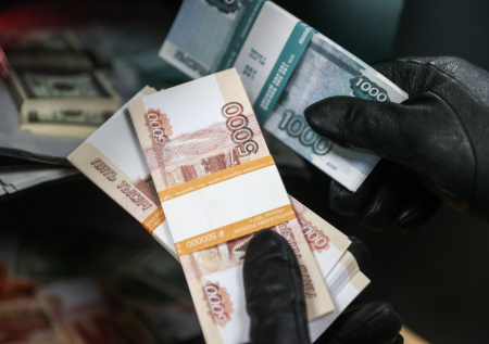 У главы Западно-Сибирской железной дороги нашли пачки купюр и оружие