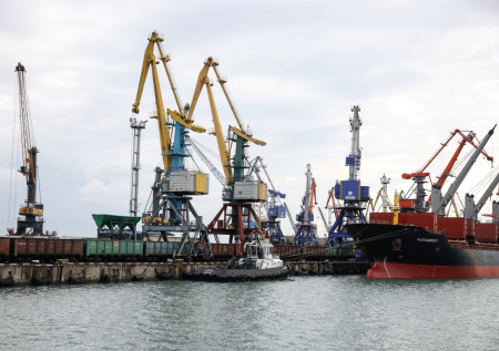 Морской терминал загорелся в Туапсе после атаки ВСУ