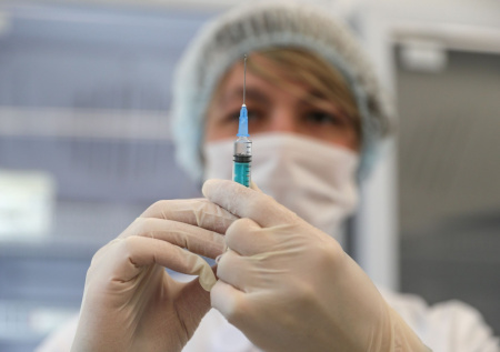 Онколог объяснил механизм работы российских вакцин от рака