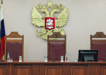 Жена обвинила мужа в педофилии за отказ переписать квартиру