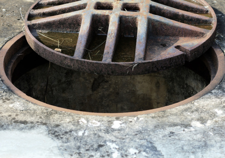 Жители Кузбасса пожаловались на запах канализации в многоквартирном доме