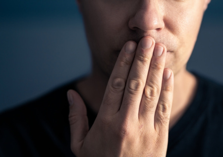 Юрист предупредил об ответственности за мат на работе