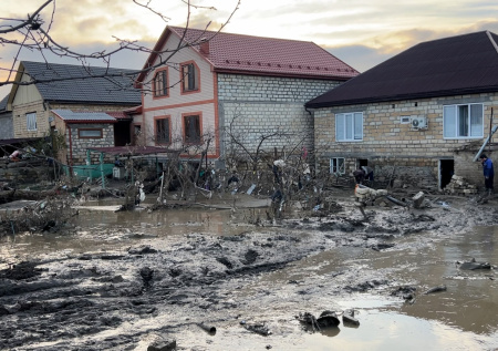 Вертолет доставил полтонны гуманитарной помощи жителям Дагестана