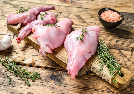 Россиянам объяснили, как точно определить свежесть крольчатины