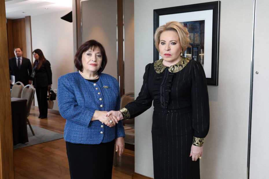 Валентина Матвиенко во время встречи со спикером Милли Меджлиса Сахибой Гафаровой.
