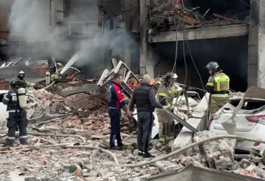 Сотрудники МЧС России на месте взрыва в Промышленном округе на улице Партизанской во Владикавказе