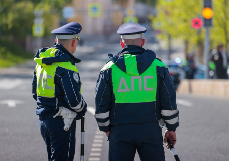 Маршрутка с пассажирами влетела в учебную машину в Крыму