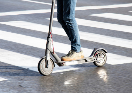 Ночной стрелок на самокате стал причиной страха жителей Новосибирска