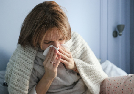 Россиянам назвали неочевидную опасность тараканов в доме для здоровья