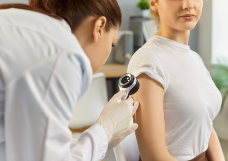 Онколог ответила, какие изменения на теле указывают на развитие меланомы