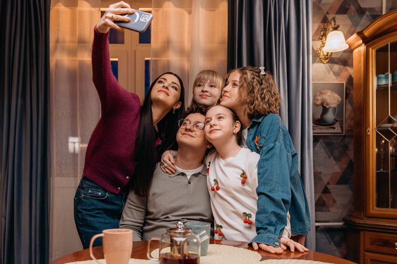 Анастасия Сиваева, Филипп Бледный, Полина Айнутдинова, Ева Смирнова, Виталия Корниенко. Кадры из сериала «Папины дочки. Новые»