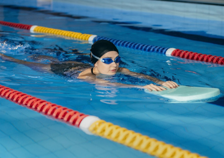 Названы виды спорта, помогающие избежать сколиоза