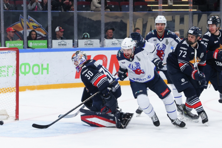 Максим Летунов (Торпедо) радуется забитой шайбе в матче плей-офф 1/4 финала Кубка Гагарина Континентальной хоккейной лиги (КХЛ) в Магнитогорске