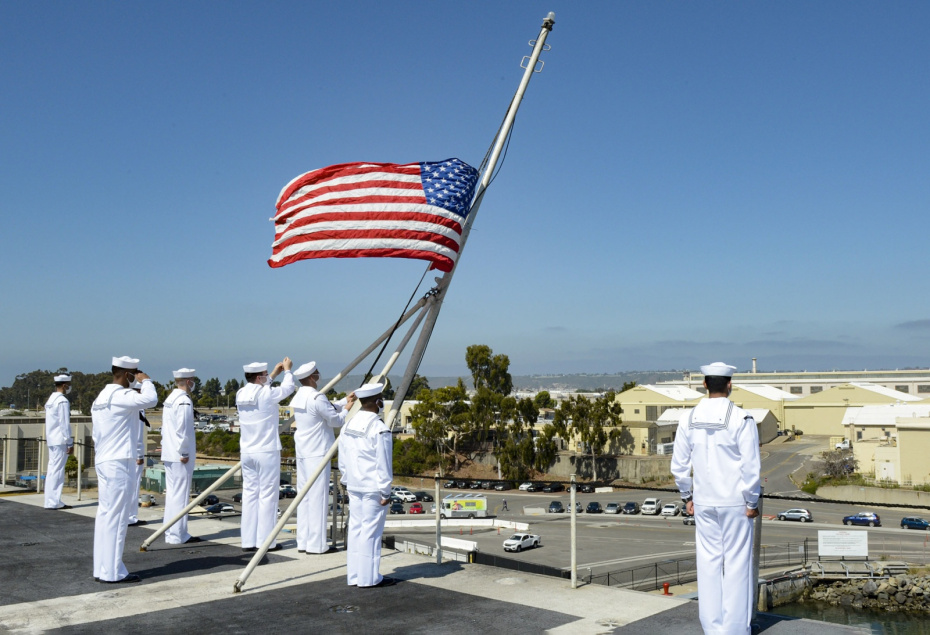 Моряки поднимают американский флаг