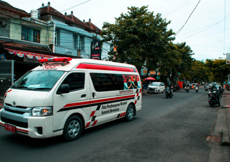 Восемь человек стали жертвами крушения вертолета в Индонезии