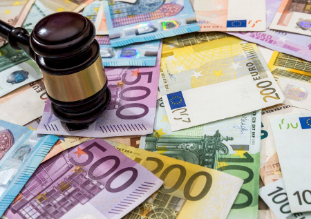 Итальянка 13 лет разживалась деньгами за счет умершей матери