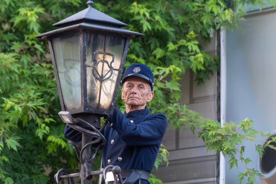 Ежедневный ритуал зажжения старинных керосиновых фонарей