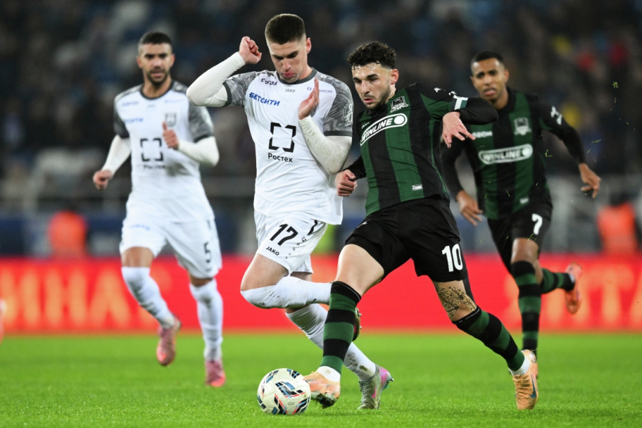 Владислав Саусь («Балтика»), Эдуард Сперцян («Краснодар») в матче 15-го тура российской Премьер-лиги (РПЛ)