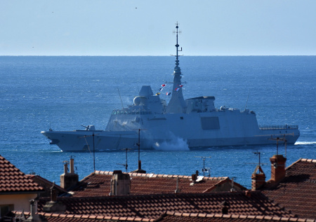 Франция готова отправить корабли в Ормузский пролив