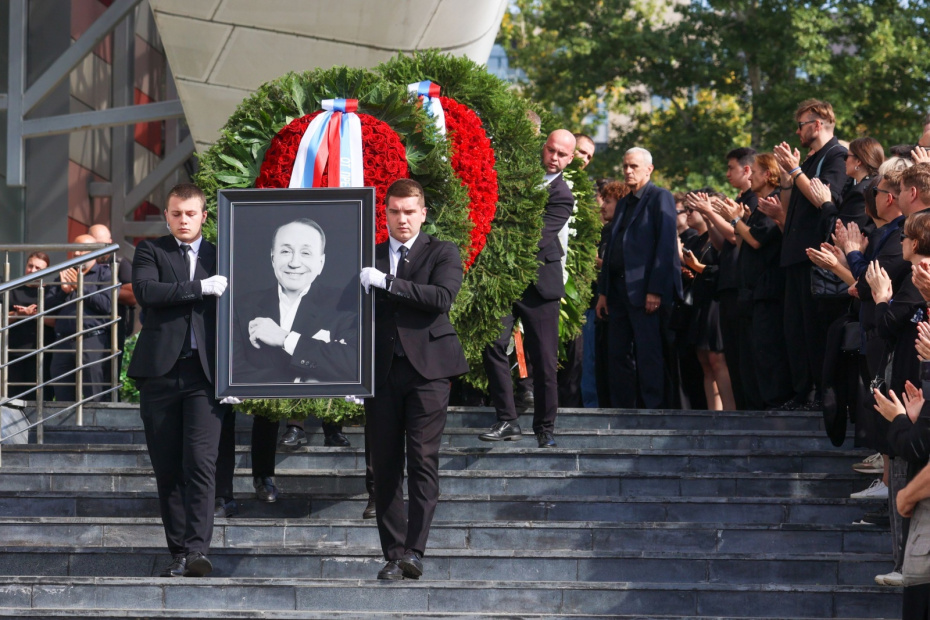 Вынос гроба с телом телеведущего Александра Маслякова после церемонии прощания в молодежном центре «Планета КВН».