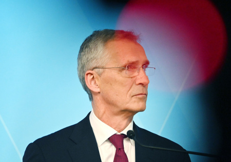 Экс-генсек НАТО призвал Европу удержать США всеми способами