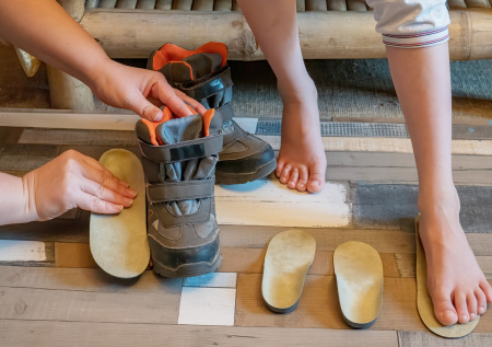 Врач раскрыл, какая обувь исправит плоскостопие у детей