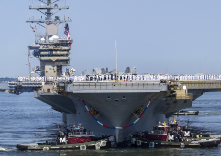 Американский авианосец загорелся во время технического обслуживания