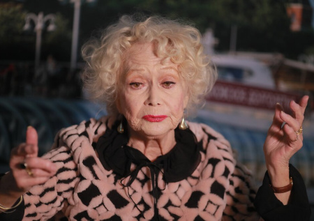 Звезда «Служебного романа» довела мошенников до бешенства