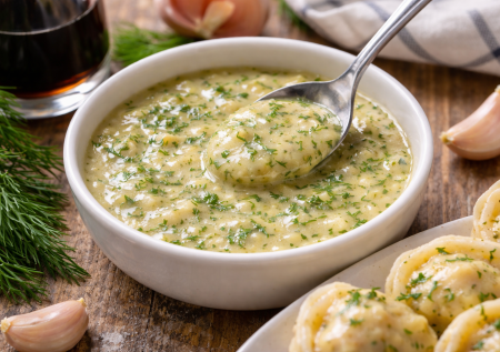 Самый вкусный соус к пельменям —  даже магазинные исчезают со стола за минуты. Простой трюк, который делает их в разы вкуснее