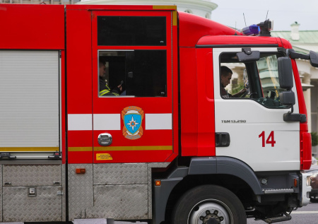Пожарный подъемник столкнулся с двумя легковушками