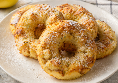 Творожно-яблочные колечки — можно есть даже на ночь: простой рецепт из яблока и пачки творога. Нежные, сладкие и всего 100 ккал