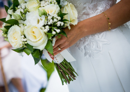 Британка из мести облила невесту черной краской у алтаря