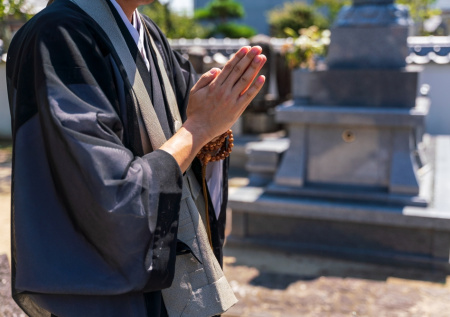 Буддистского монаха жестоко наказали за любовь к пиву