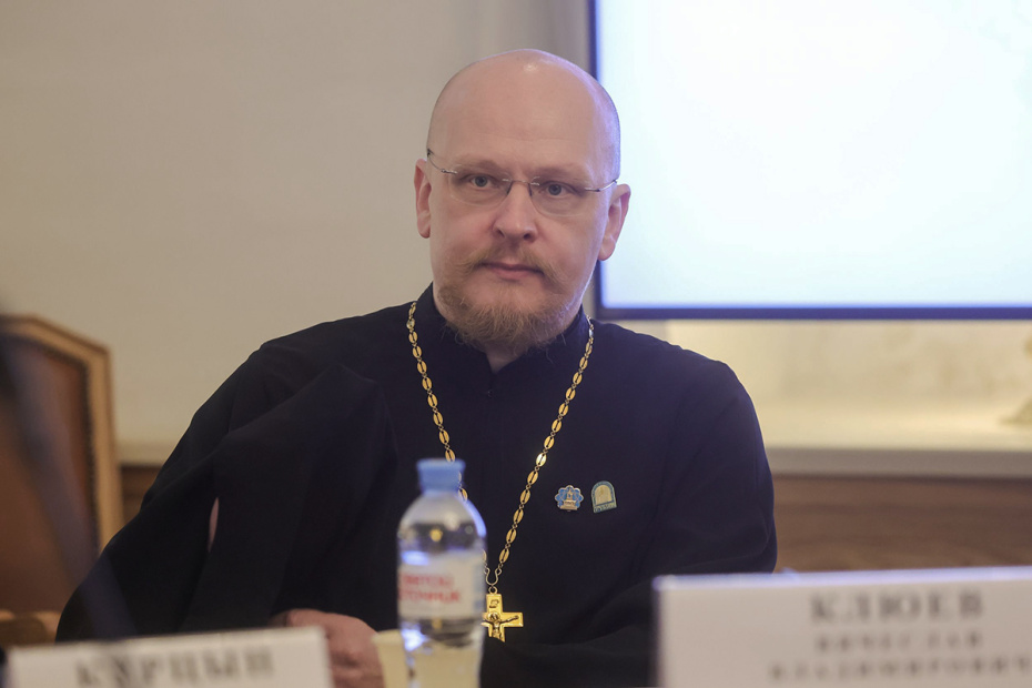 Священник Вячеслав Клюев участвует в заседании круглого стола, посвященного теме вовлеченного и ответственного отцовства в Государственной думе Федерального Собрания Российской Федерации
