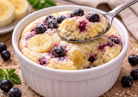 Приноровилась делать творожную запеканку в микроволновке — готова за 5 минут и всегда получается нежной. Вкуснота без духовки