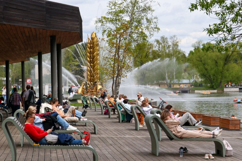 Отдых москвичей и гостей столицы на ВДНХ весной